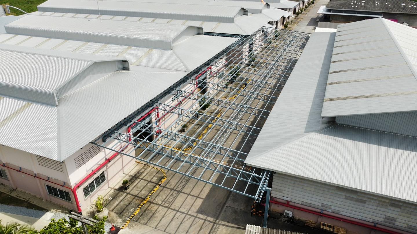 งานติดตั้งงานต่อเติมโครงหลังคา Truss คลุมถนน