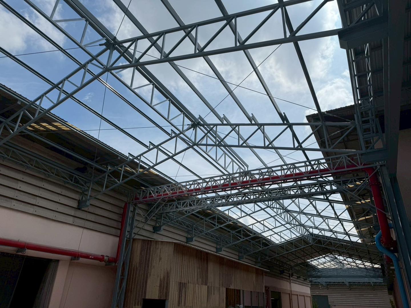 งานติดตั้งงานต่อเติมโครงหลังคา Truss คลุมPipe Rack1